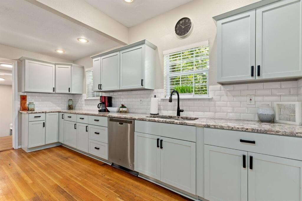 Downtown 5bdrm With Pool & Huge Outdoor Space Сasa de vacaciones San Antonio