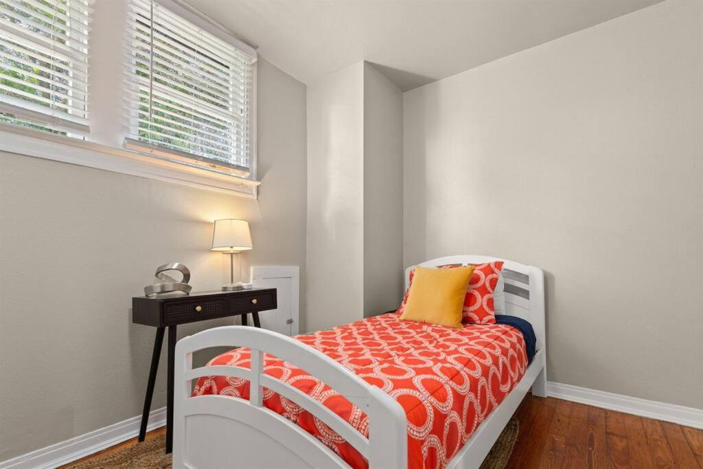 Downtown 5bdrm With Pool & Huge Outdoor Space Сasa de vacaciones San Antonio