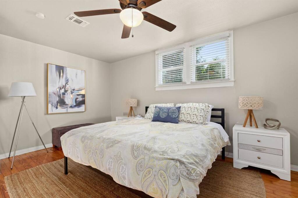 Downtown 5bdrm With Pool & Huge Outdoor Space Сasa de vacaciones *