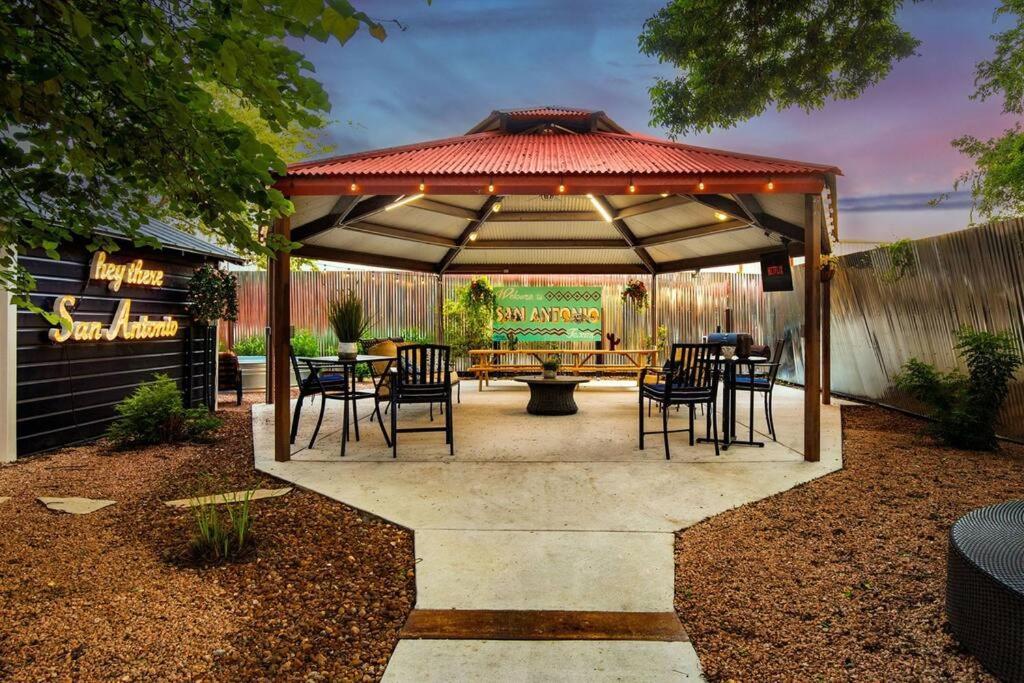Downtown 5bdrm With Pool & Huge Outdoor Space *